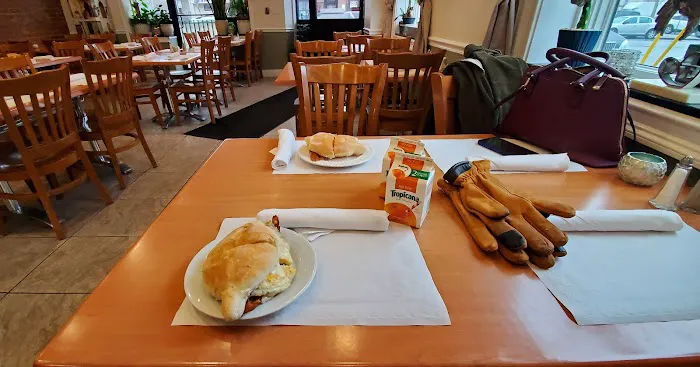 Avenida Restaurant 7