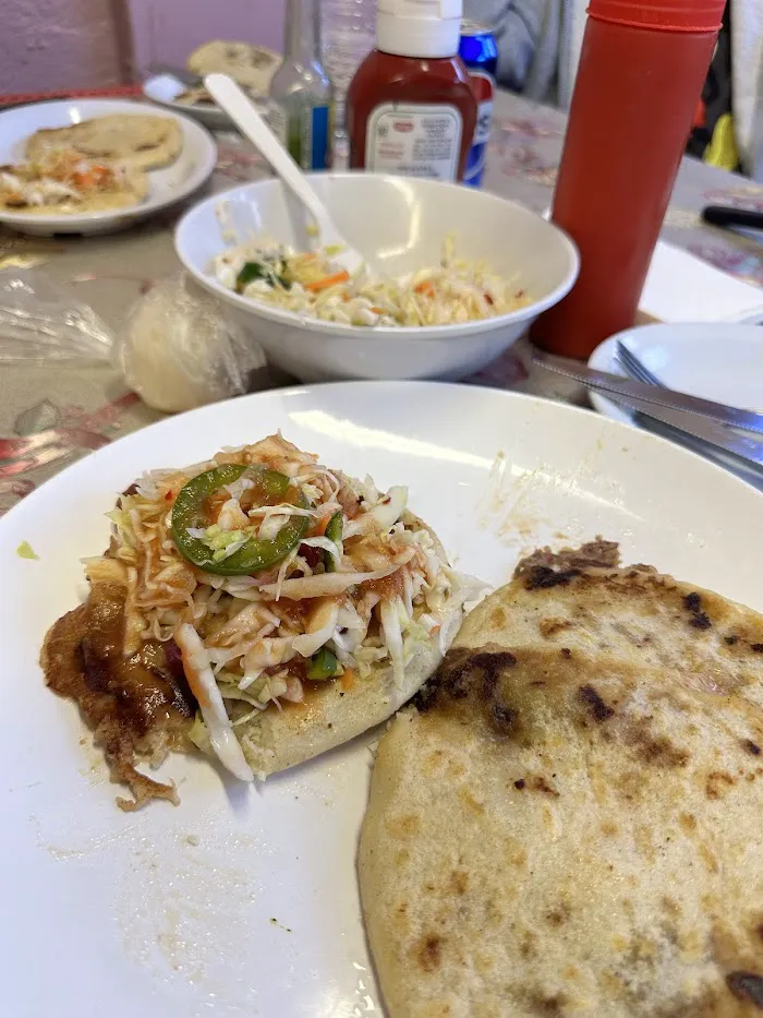 El Punto de las Pupusas Restaurant 4