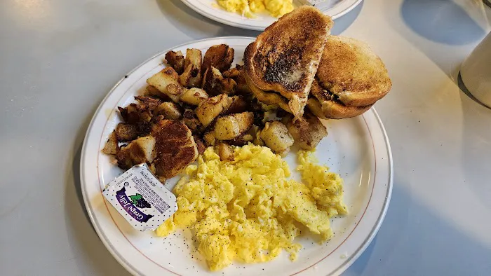 Eddie's Paramount Diner 9