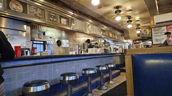 Eddie's Paramount Diner 10