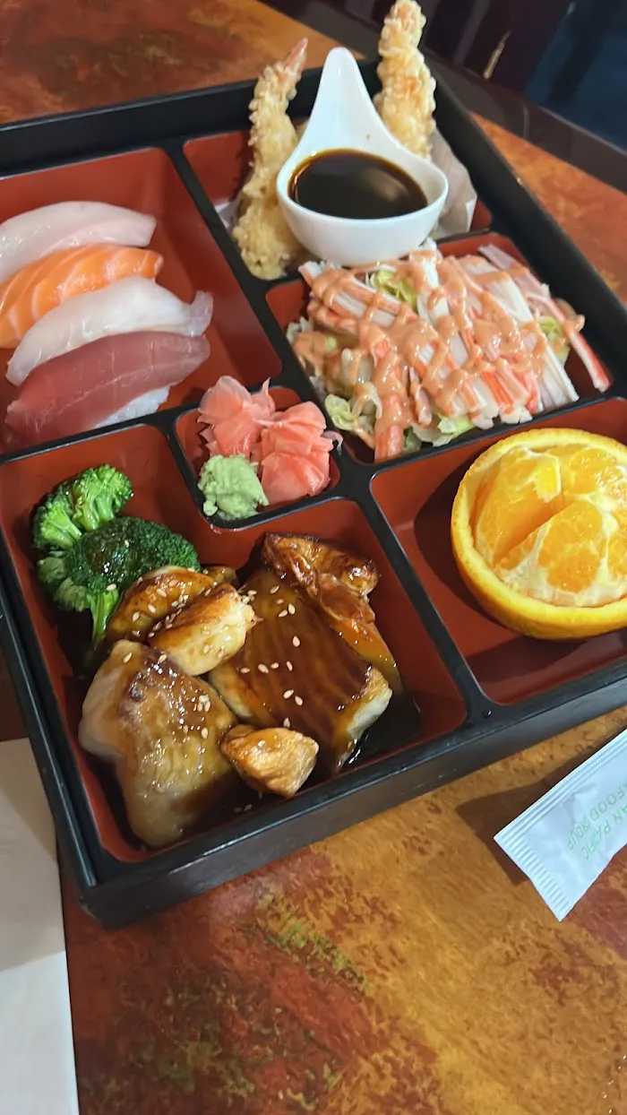 Lee's Sushi 5