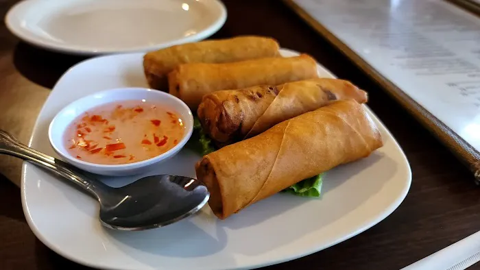 Mon's Thai Bistro & Sushi Bar 3