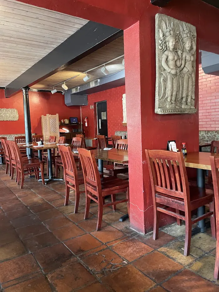 Mon's Thai Bistro & Sushi Bar 2