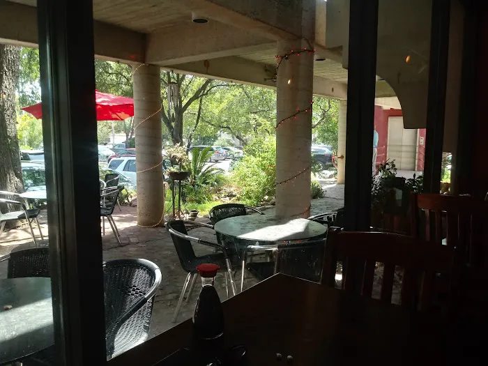Mon's Thai Bistro & Sushi Bar 4