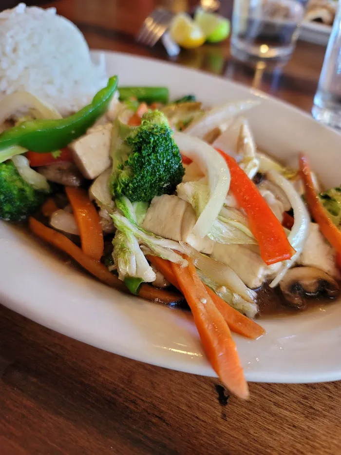Mon's Thai Bistro & Sushi Bar 9