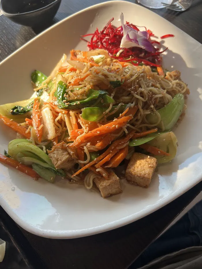 KIN thai + sushi 6