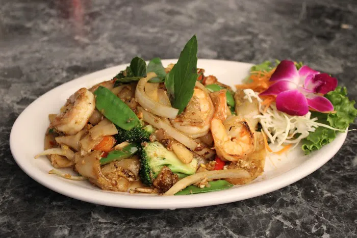 Xang Thai & Sushi (Old Lovely Thai) 6