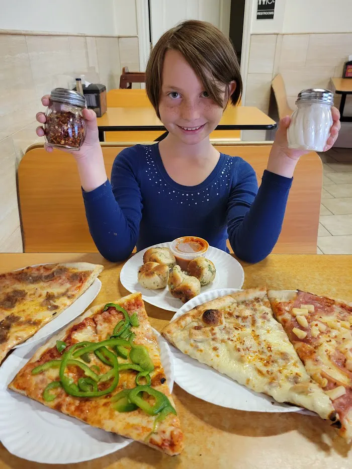 Paesanos Pizzeria 1