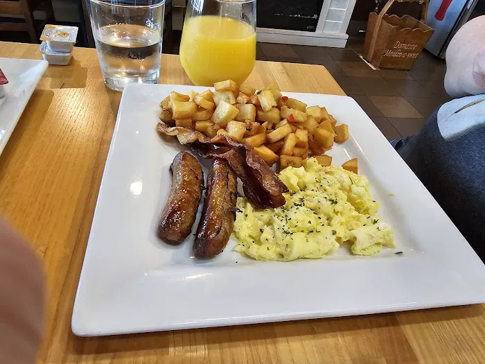 Chez Cani Café & Bistro 3