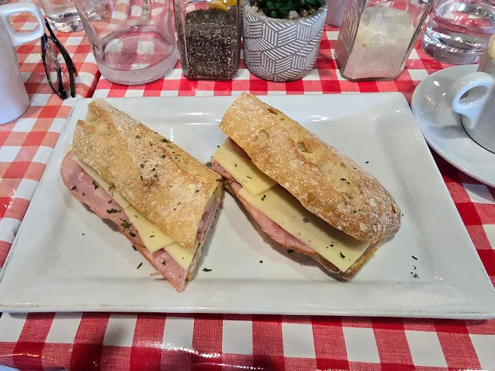 Chez Cani Café & Bistro 7