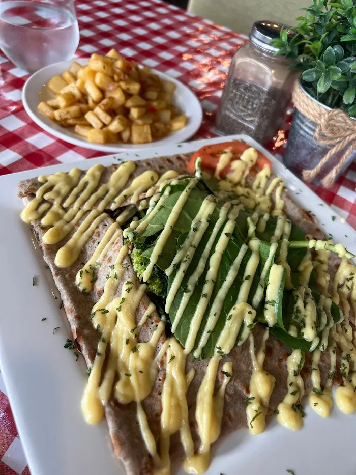 Chez Cani Café & Bistro 2