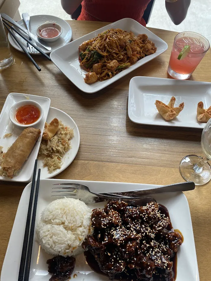 Momo Mee Asian Cuisine 9