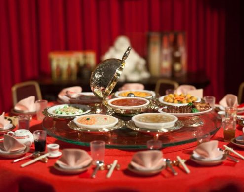 Dining Etiquette at Chinese Restaurants: A Beginner's Guide