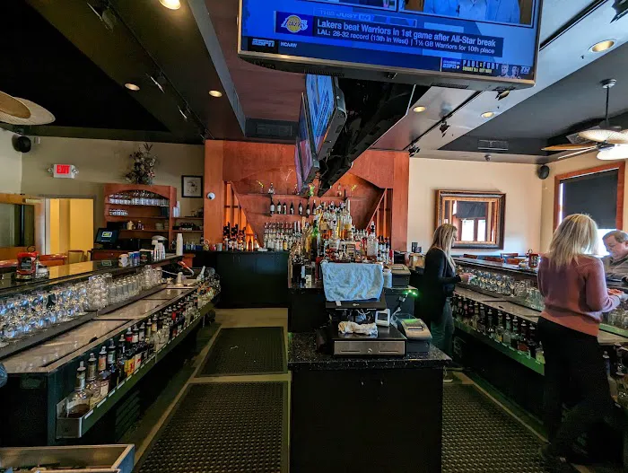 Villari's Lakeside Restaurant 6