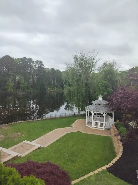 Villari's Lakeside Restaurant 7