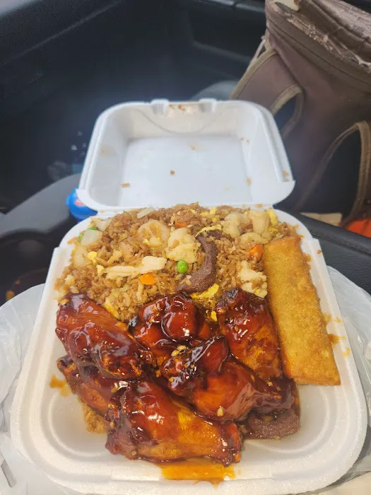 Wok N Roll Restaurant 10