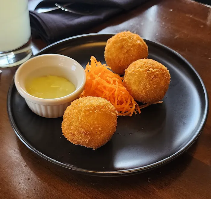 Akina Sushi & Asian Food Bistro 5