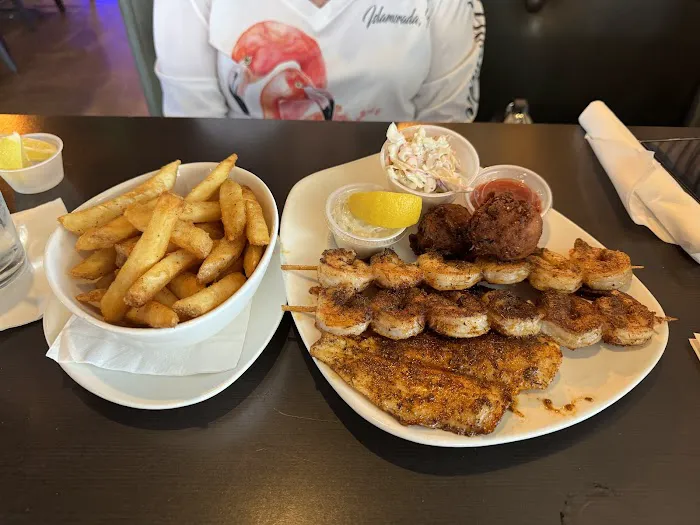 Big Tunas Beach Bar & Grill 7