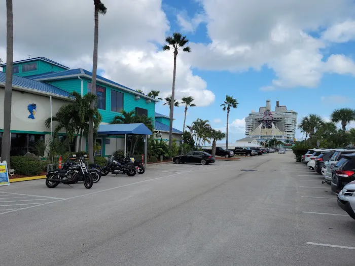 Fishlips Waterfront Bar & Grill 4