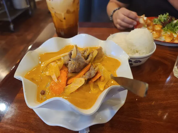 LucKi Thai Restaurant 2
