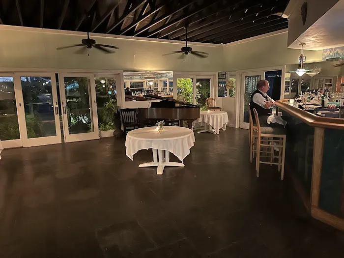 Oliveri's Crystal Lake Hotel 7