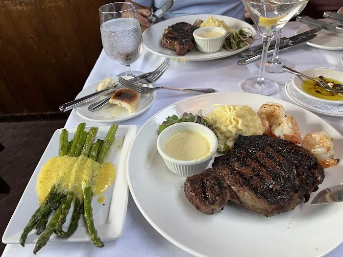 Louie's Prime Steak House 9
