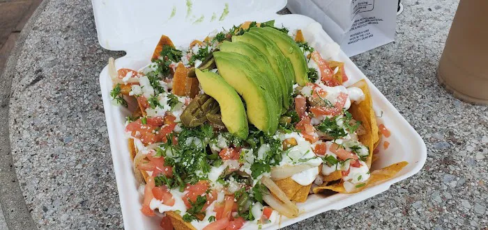 El Aguila Deli & Take Out 4