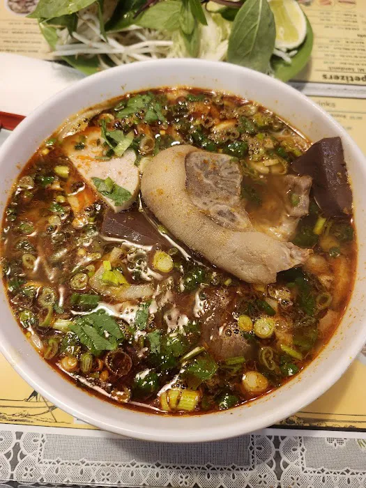 Que Huong Restaurant 8
