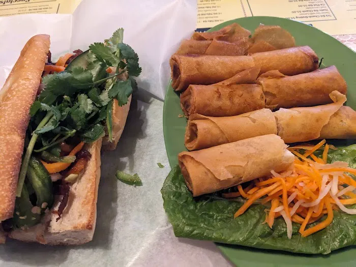 Que Huong Restaurant 10