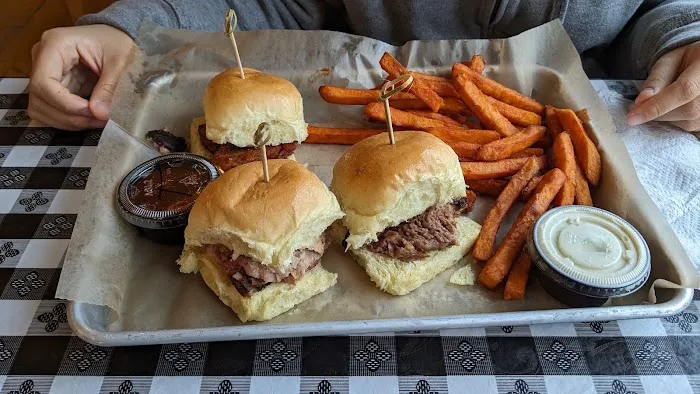 Piggy Pats Smoke & Ale House 10