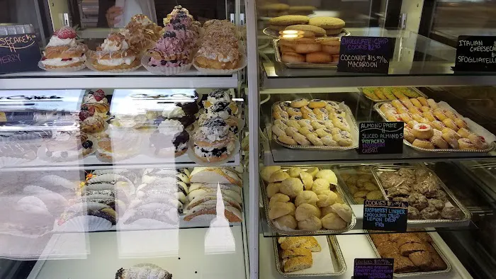 Cafe CaNole Bakery & Restaurant 10