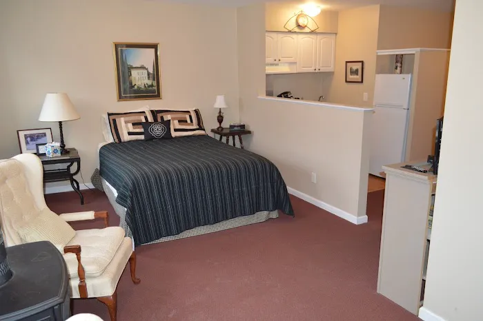Canal Side Inn 7