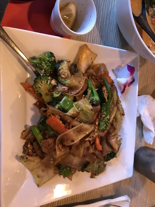 Lur Ros Thai Kitchen 9