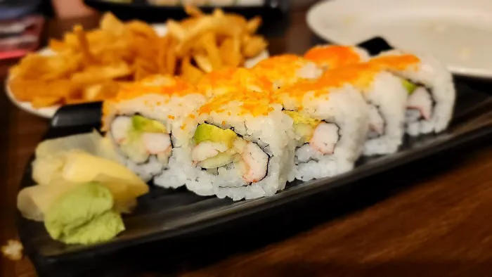 WOK & ROLL Chinese and Sushi Restaurant 4