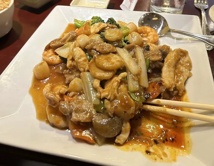 WOK & ROLL Chinese and Sushi Restaurant 1
