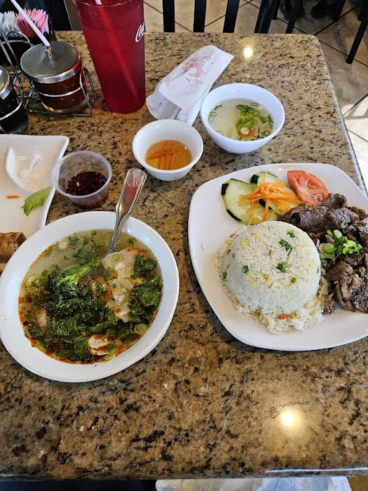 V Bistro - Vietnamese Noodle & Grill 8