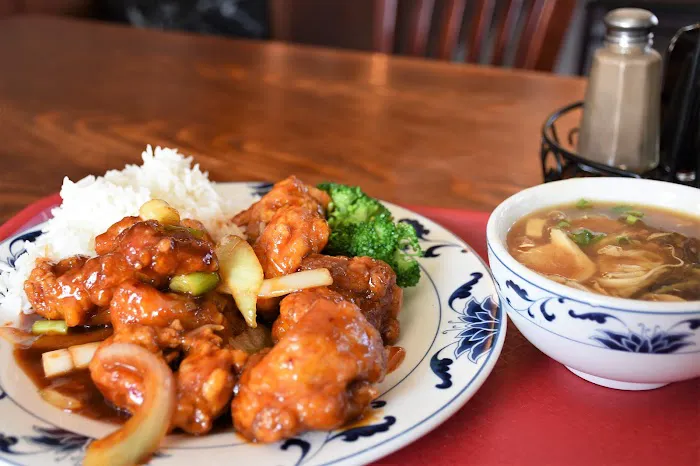 Wok 'N Roll Chinese Cafe 7