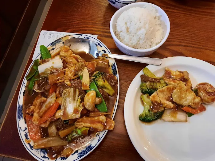 Wok 'N Roll Chinese Cafe 4