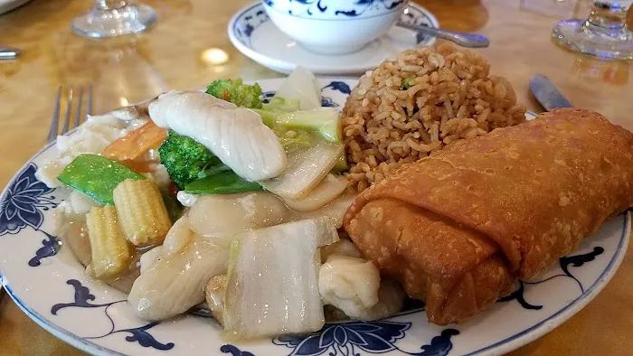 Lucky's China Inn Restaurant 4