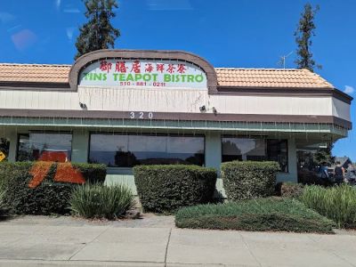 Tin's Teapot Bistro 0