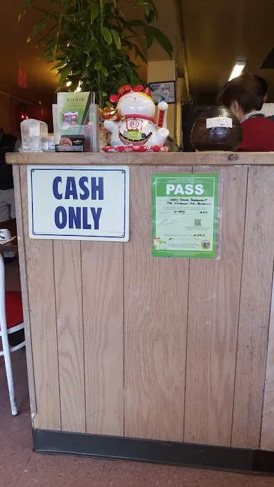 Lucky House Restaurant 6