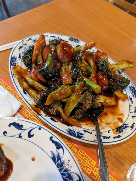 Young Chow Cafe Chinese and Thai Restaurant 2