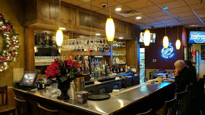 Fong's Restaurant & Bar 10