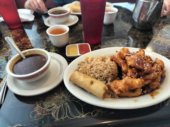 Happy House Chinese restaurant and lounge 6