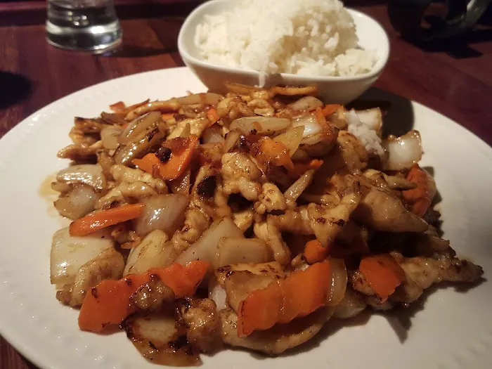 Lucky House Restaurant & Lounge 7
