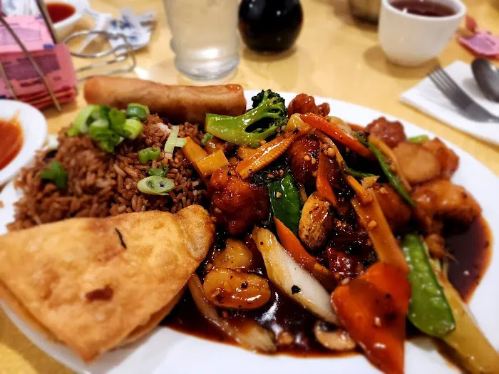Golden Palace Restaurant & Lounge 6