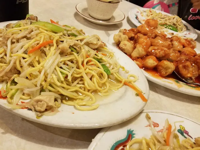 Yan's Chinese Restaurant & Lounge 8