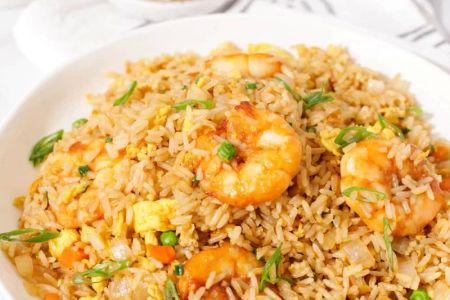 How to Make Delicious Chinese Fried Rice with Shrimp and Vegetables at Home
