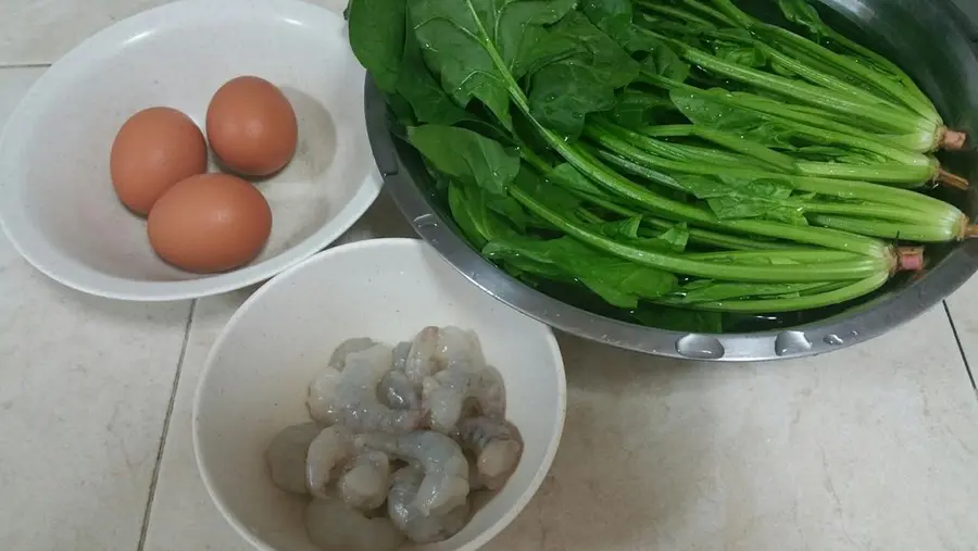 Steamed eggs with spinach and shrimp step 0