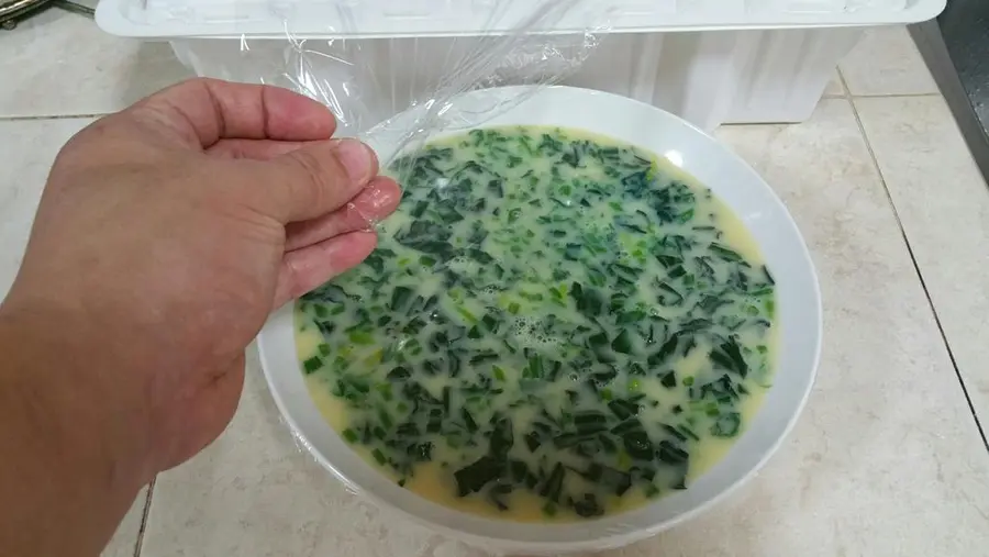 Steamed eggs with spinach and shrimp step 0